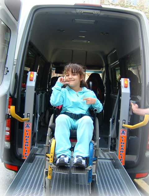 Teri qui rentre à la maison en bus scolaire